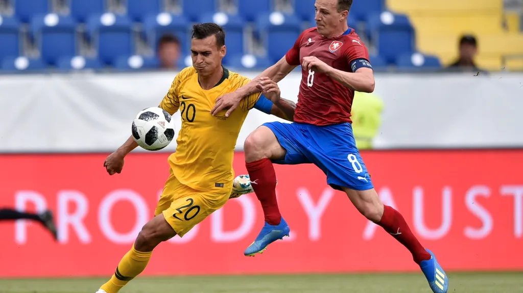 Vladimír Darida (vpravo) v utkání proti Austrálii