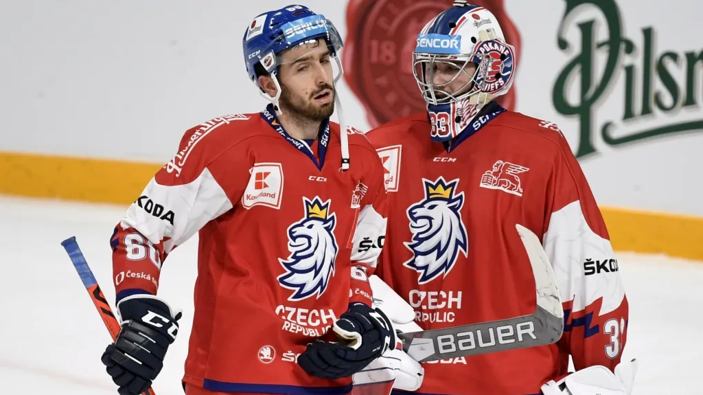 Obránce Michal Moravčík s brankářem Lukášem Paříkem