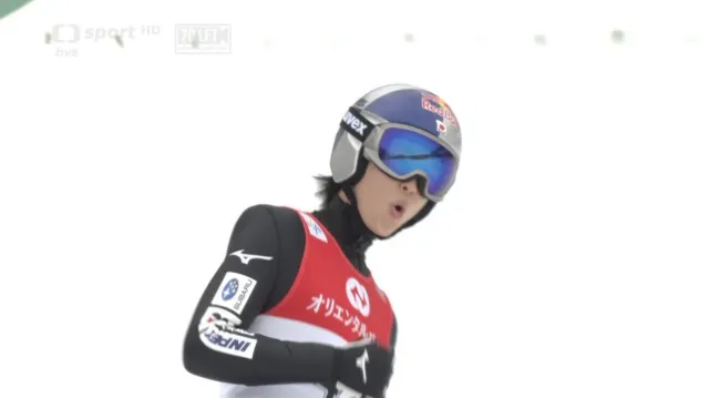 Závěr závodu skokanů v Sapporu