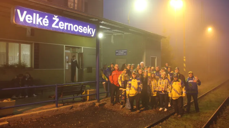 Někteří cestou na hokej použili neplánovaně vlak