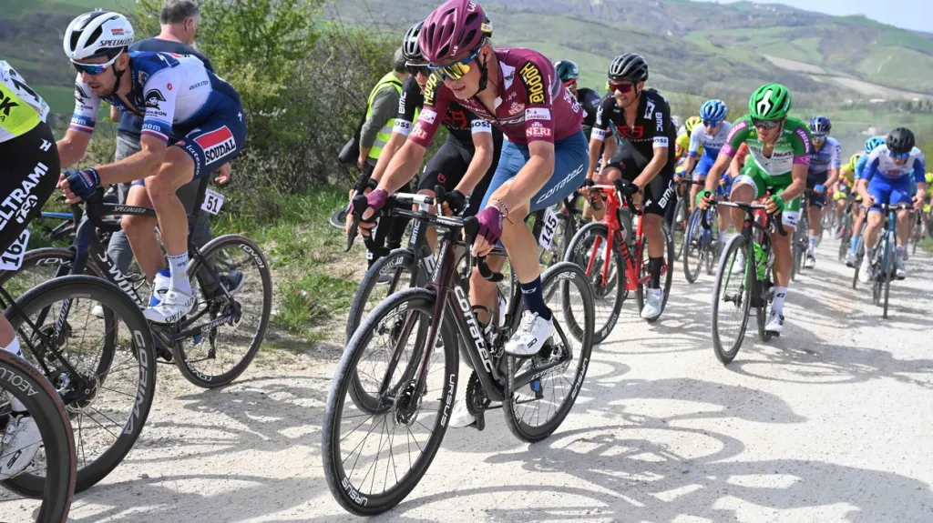 Karel Vacek (ve fialovém)