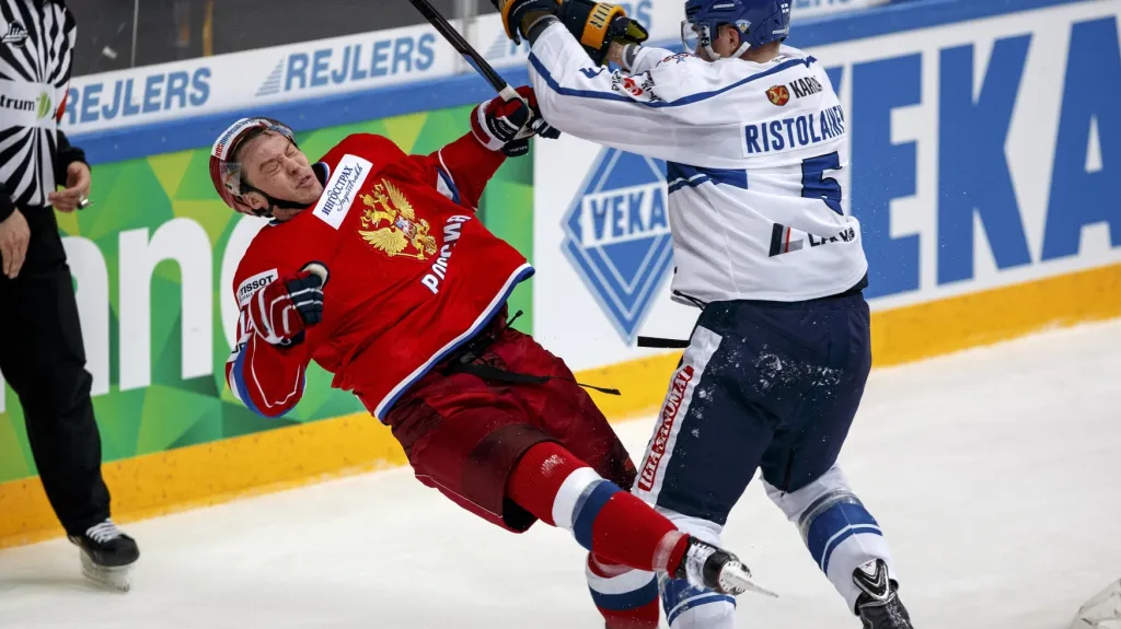 Fin Rasmus Ristolainen tvrdě naráží do ruského reprezentanta Sergeje Mozjakina