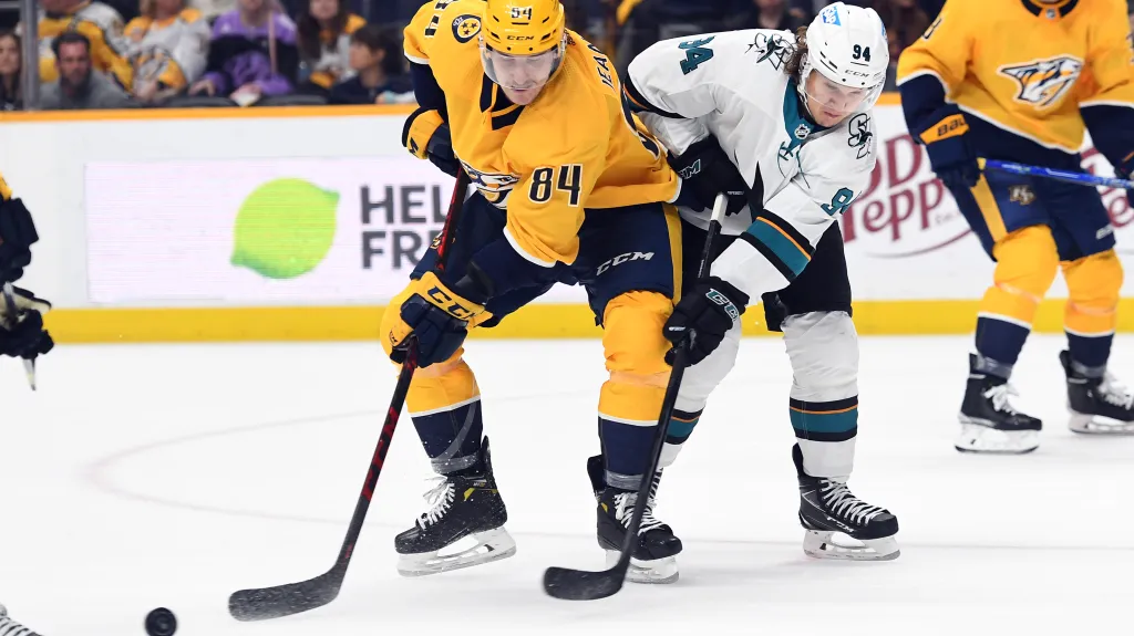 Alexandr Barabanov ze San Jose (vpravo) v utkání s Nashvillem