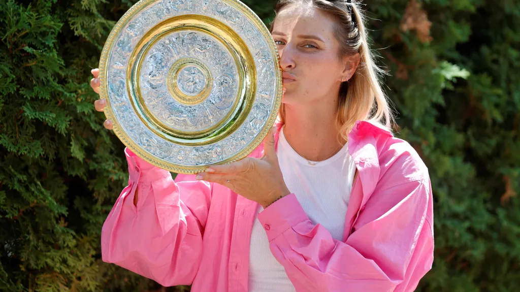 Markéta Vondroušová s trofejí z Wimbledonu