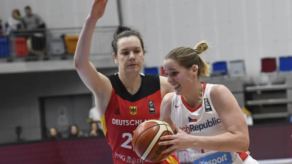 Česká basketbalistka Alena Hanušová se snaží prosadit v utkání s Německem