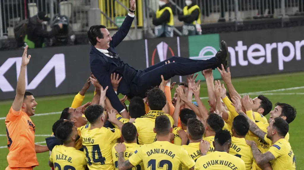 Unai Emery nad hlavami hráčů Villarrealu