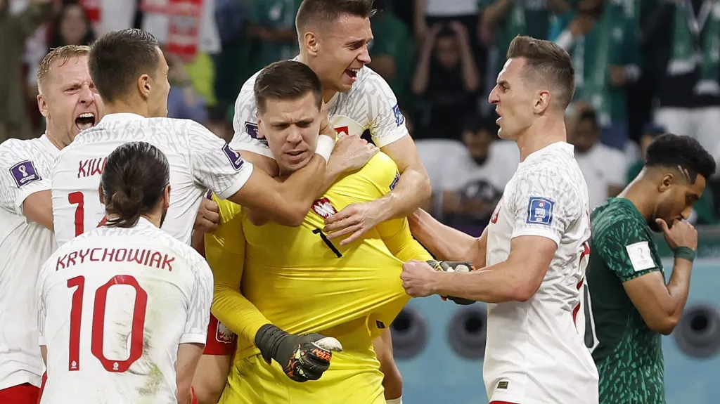 Polák Wojciech Szczesny (uprostřed) oslavuje se spoluhráči chycenou penaltu