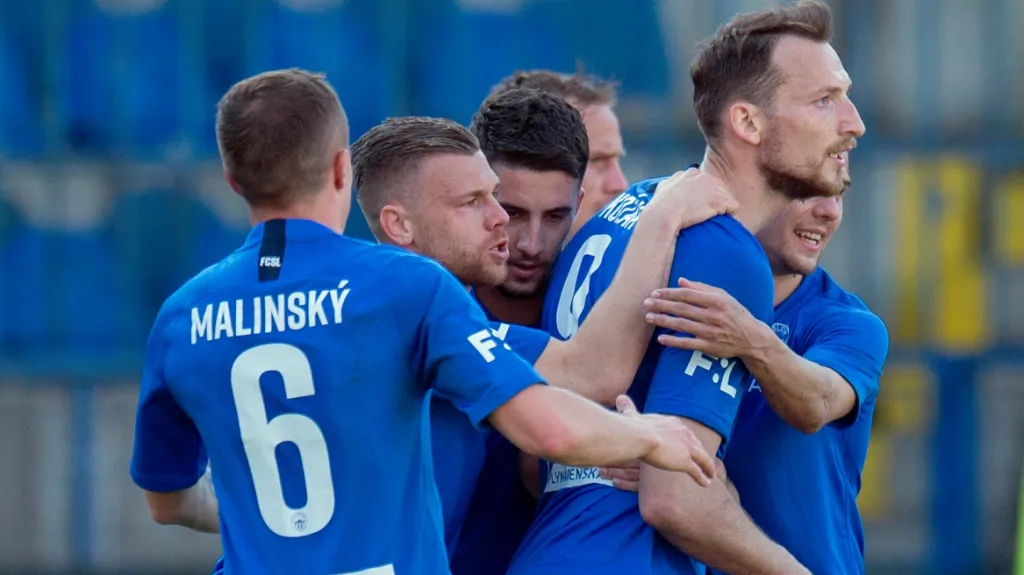 Libor Kozák se raduje se spoluhráči z Liberce