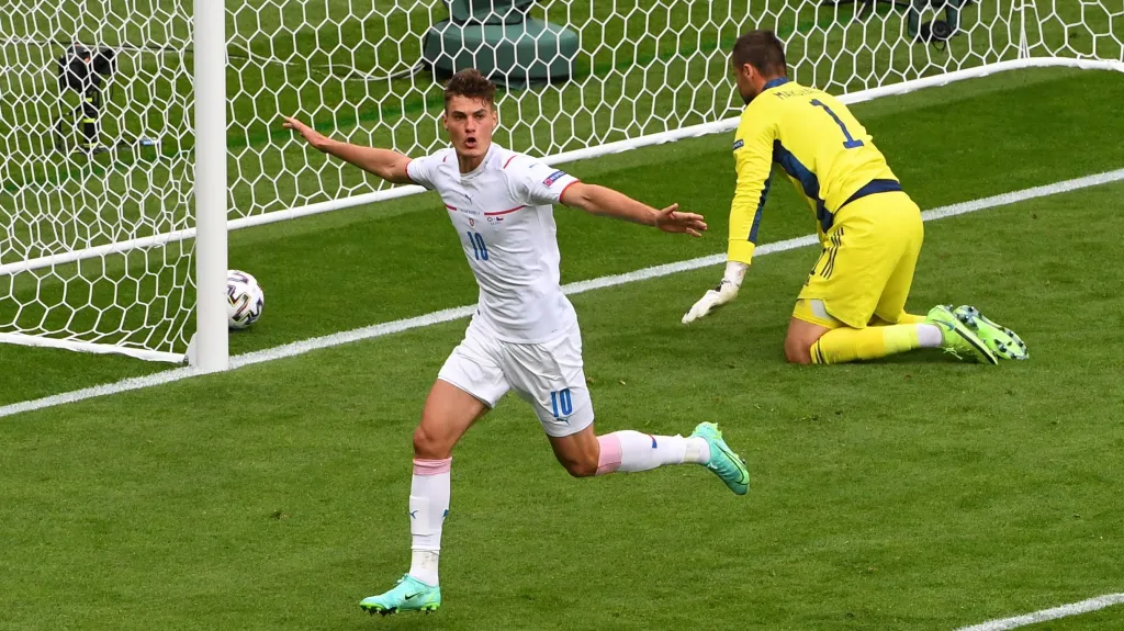 Patrik Schick se raduje z gólu ve skotské síti