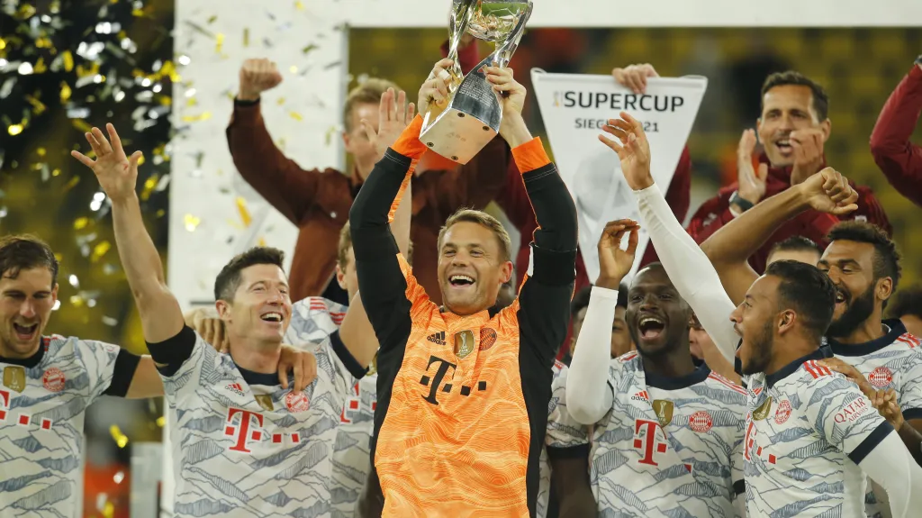 Hráči Bayernu Mnichov s trofejí pro vítěze německého Superpoháru