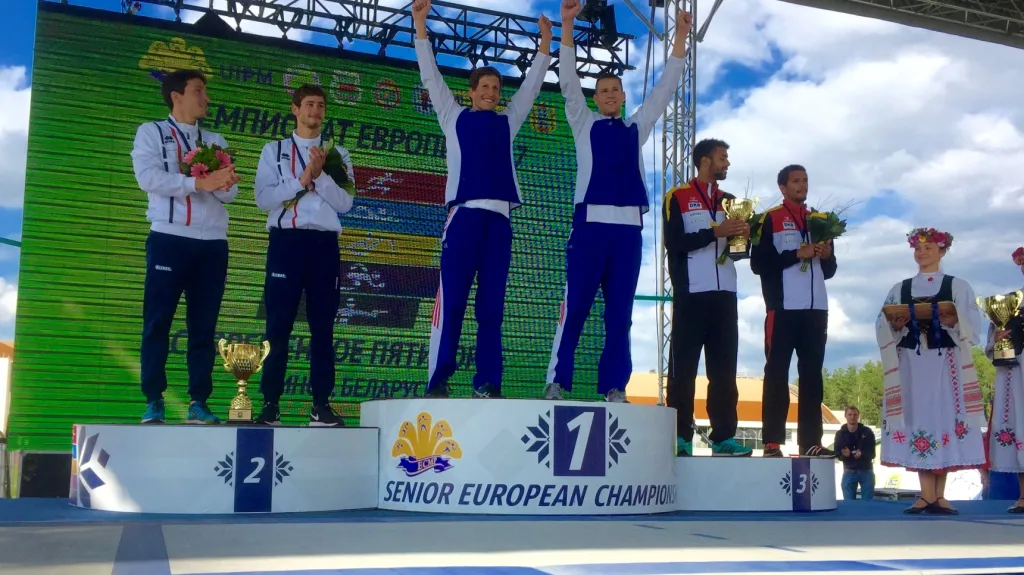 Ondřej Polívka a Martin Bilko se radují z vítězství na ME v moderním pětiboji