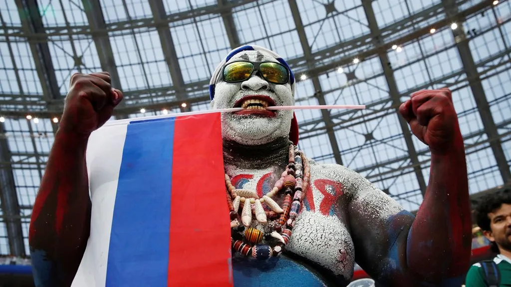 Ruský fanoušek slaví postup národního týmu do čtvrtfinále MS