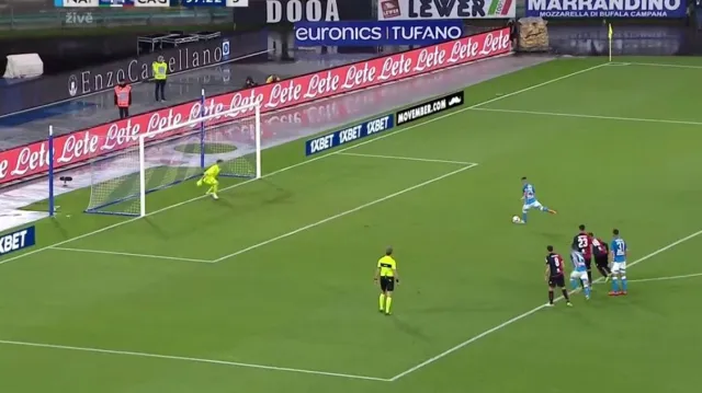 Neapol spasila kontroverzní penalta, AS Řím zaváhal v Janově