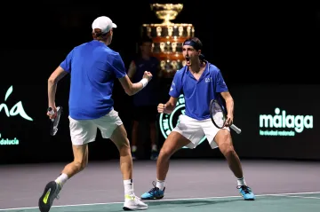 Italští tenisté Jannik Sinner a Lorenzo Sonego