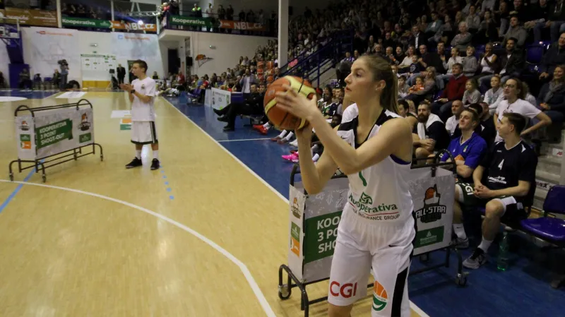 Karolína Elhotová v soutěži trojkařů