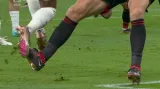 Neodpískané penalty v první půli zápasu Belgie - Kanada