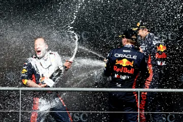 Max Verstapen se Sergiem Pérezem oslavují triumf v belgickém Spa