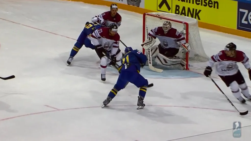 Moment v utkání Lotyšsko - Švédsko: Erikssonův chybně neuznaný gól (37. min.)