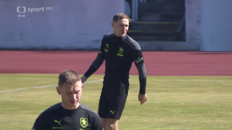 Fotbalisté kvůli problémům s letadlem místo odletu do Švédska trénovali