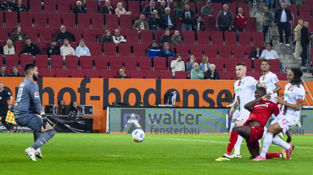 Serhou Guirassy překonává Tomáše Koubka