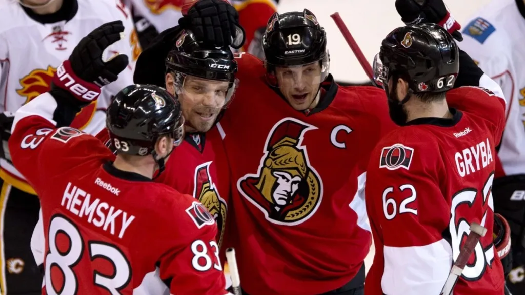 Milan Michálek a Aleš Hemský se radují se spoluhráči z Ottawy