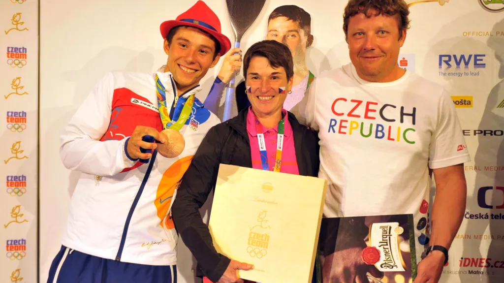 Jiří Prskavec oslavuje bronzovou medaili se svými rodiči