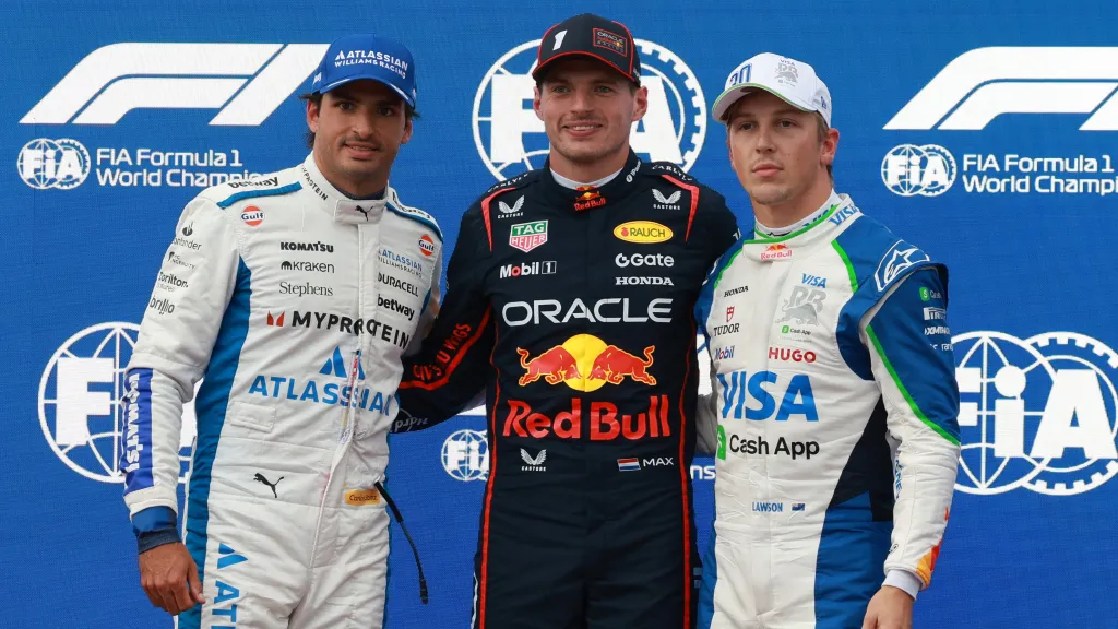 Nezvyklý obrázek po kvalifikaci v Baku: Carlos Sainz, Max Verstappen a Liam Lawson