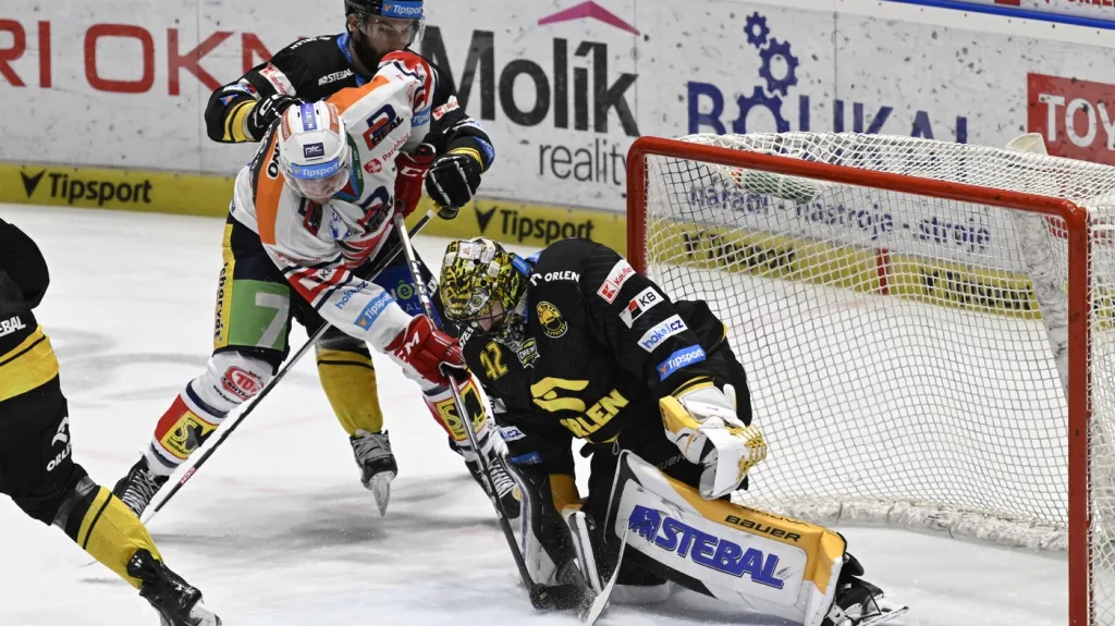 Litvínovský brankář Matej Tomek čelí šanci Pardubic