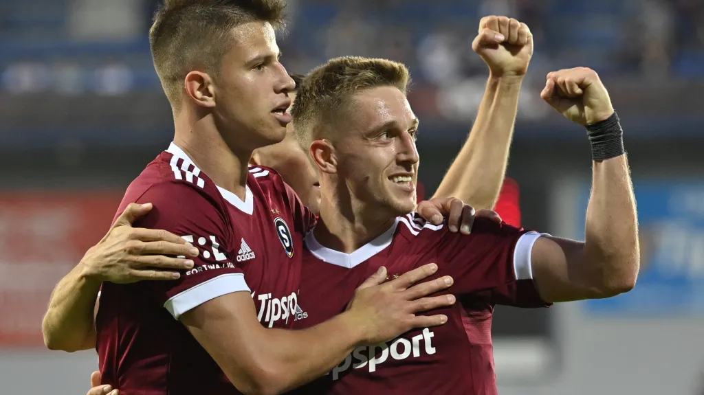 Fotbalisté Sparty v čele s Adamem Hložkem oslavují gól