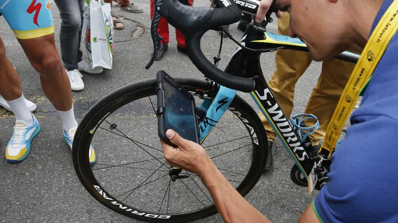 Člen UCI testuje kola během Tour de France 2016