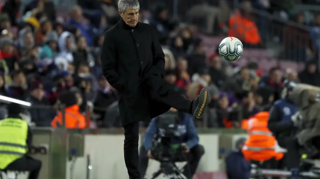 Trenér Quique Setién v utkání Barcelona - Granada