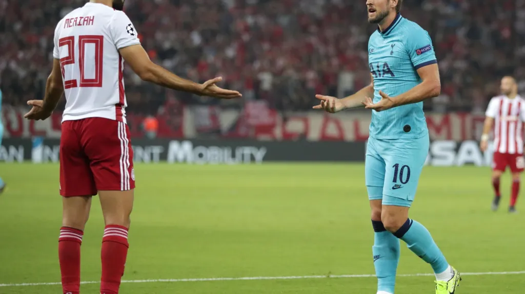 Harry Kane (vpravo) v utkání s Olympiakosem