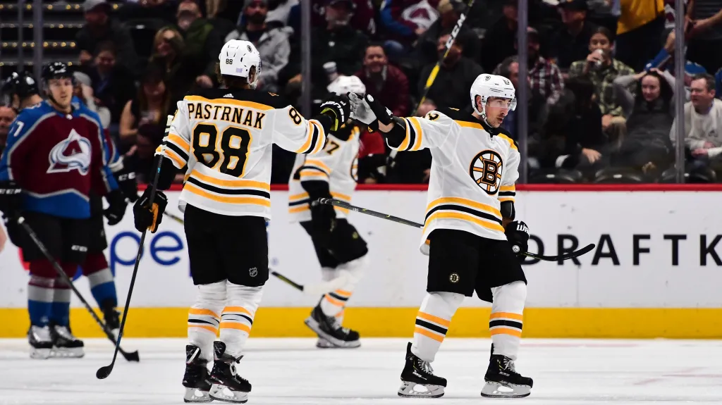 David Pastrňák z Bostonu se raduje se spoluhráči z gólu