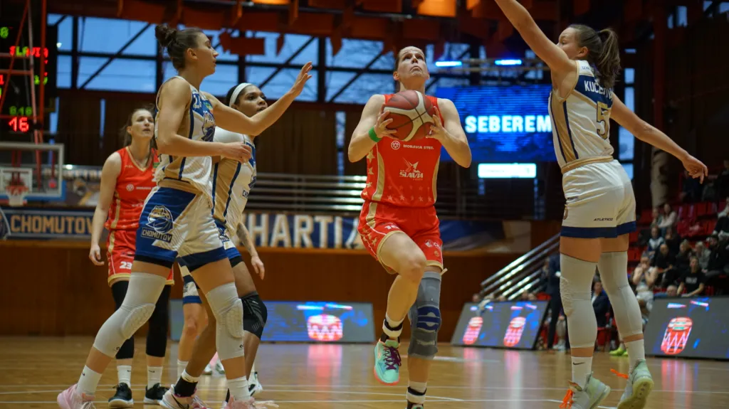 Alena Hanušová zakončuje proti Levharticím Chomutov