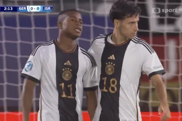 Youssoufa Moukoko v utkání s Izraelem