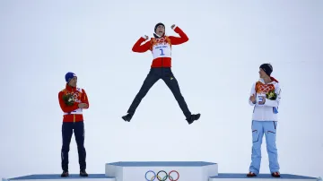 Radost Erika Frenzela, vítěze severské kombinace, na stupni vítězů