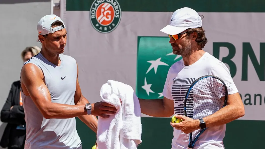 Rafael Nadal jakožto turnajová trojka při tréninku na dvorcích Rolanda Garrose