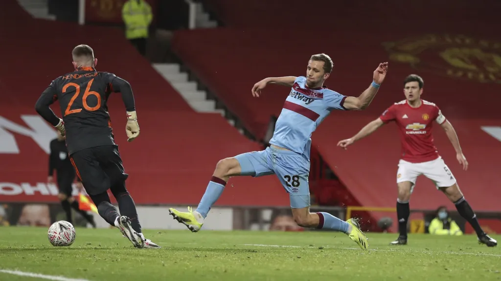 Tomáš Souček v utkání s Manchesterem United