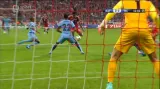 Šance v utkání Bayern - Man. City: Alaba střelou zpoza vápna protáhl Harta (32. min.)