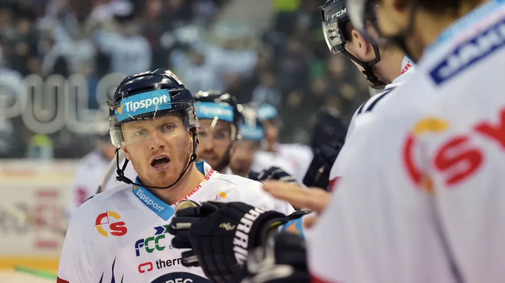 Milan Bartovič se raduje se spoluhráči