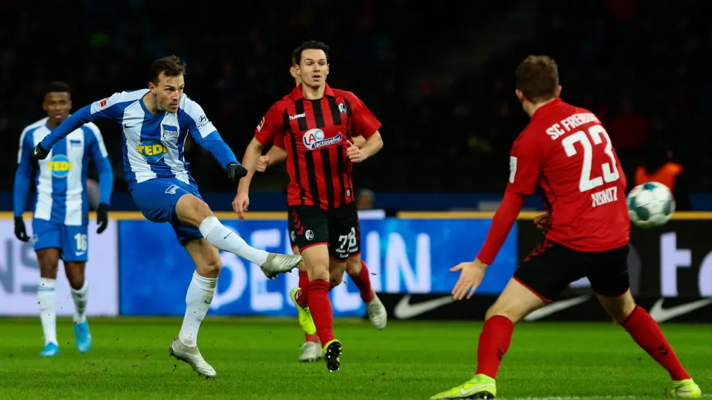 Vladimír Darida střílí gól do sítě Freiburgu