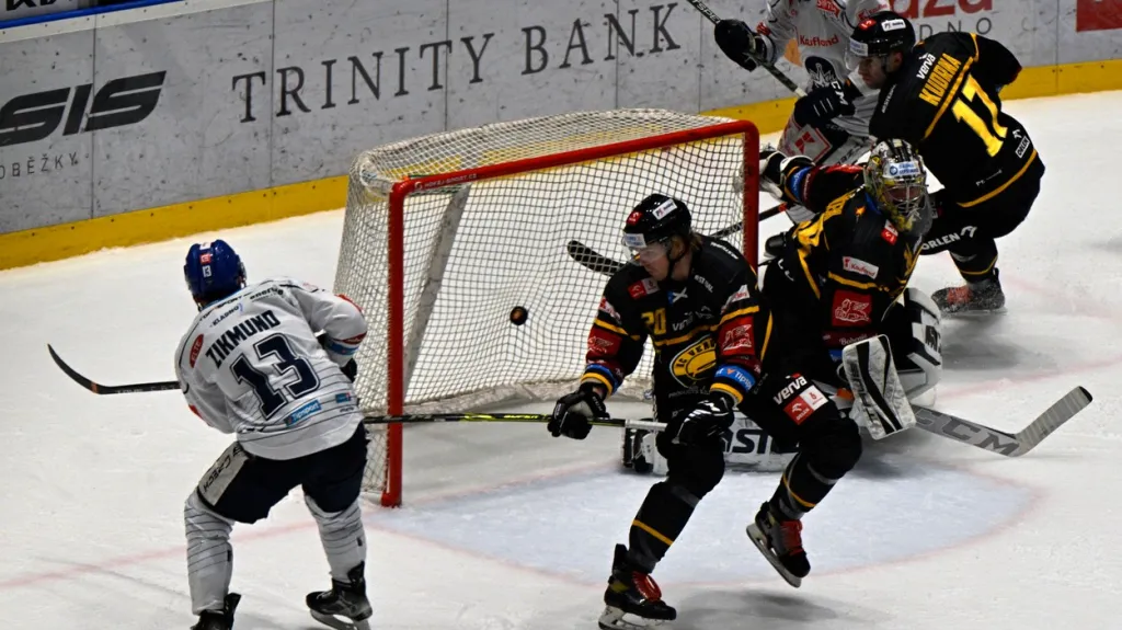 Ladislav Zikmund překonává litvínovskou obranu