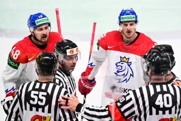 Jiří Černoch a Dominik Kubalík si stěžují rozhodčím