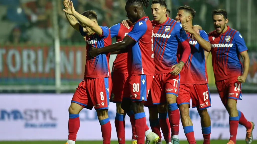 Fotbalisté Plzně se radují z vítězného gólu