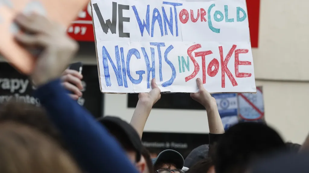 Transparent protestujících fanoušků Chelsea