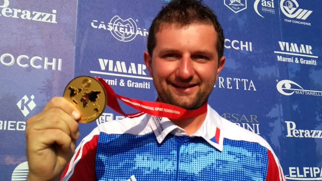 Střelec Tomáš Nýdrle se zlatou medailí z MS ve skeetu