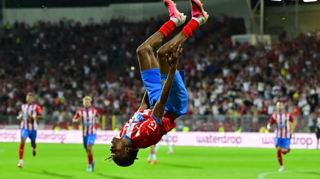 Lucky Ezeh ze Zbrojovky Brno oslavuje vstřelený gól Spartě