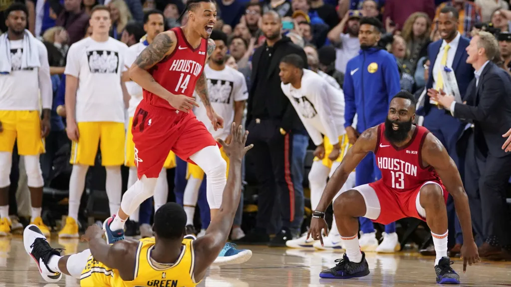 James Harden z Hostonu (vpravo) se raduje z koše v utkání z Golden State