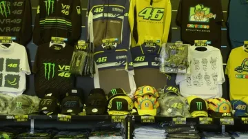 Na Masarykově okruhu je k mání řada oficiálních suvenýrů, jejich cena ale není nejnižší