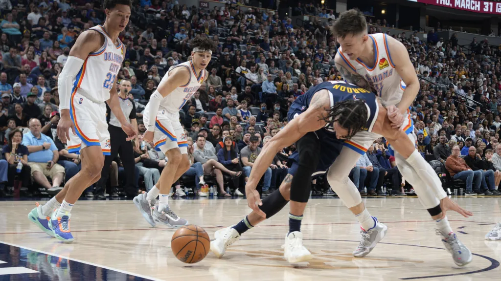 Vít Krejčí z OKC bojuje o míč v utkání s Denverem